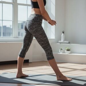 LuluLemon Wunder Under Cropped Leggings Women’s Size 8 Black White Athletic Wear